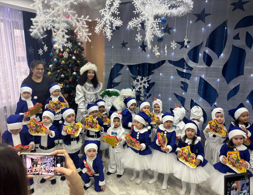 Старшая группа "Алпамыс" "Новогодние приключения в снежном королевстве"