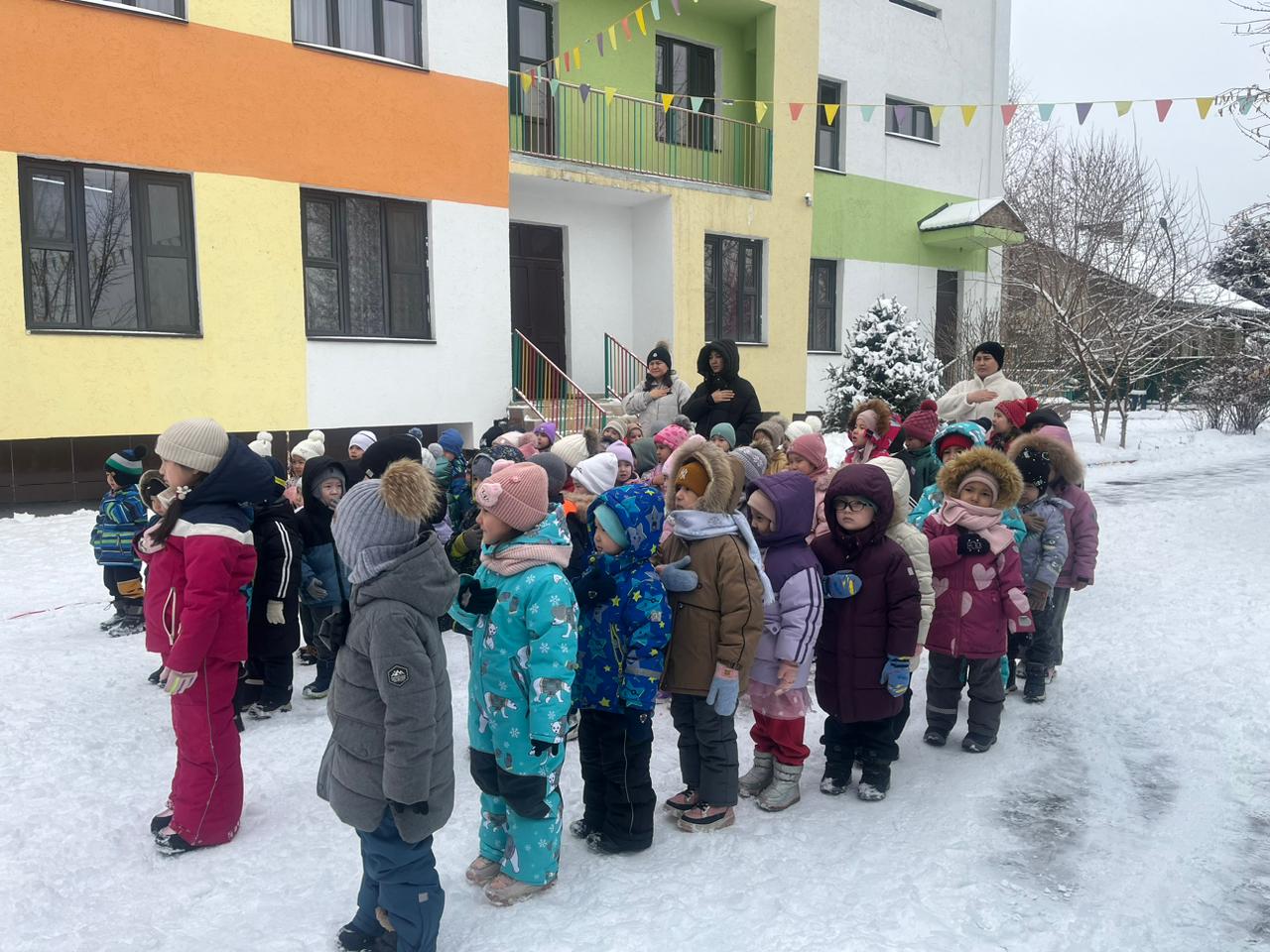 "Қыс қызығы"  Мақсаты: Балалардың қыс туралы түсініктерін кеңейтіп, қысқы ойындар мазмұнын меңгерту. Бала денесін ойын арқылы қозғалысқа келтіріп, таза ауада шынықтыру. Эстафетаға қызығушылығын ойын арқылы қалыптастыру.