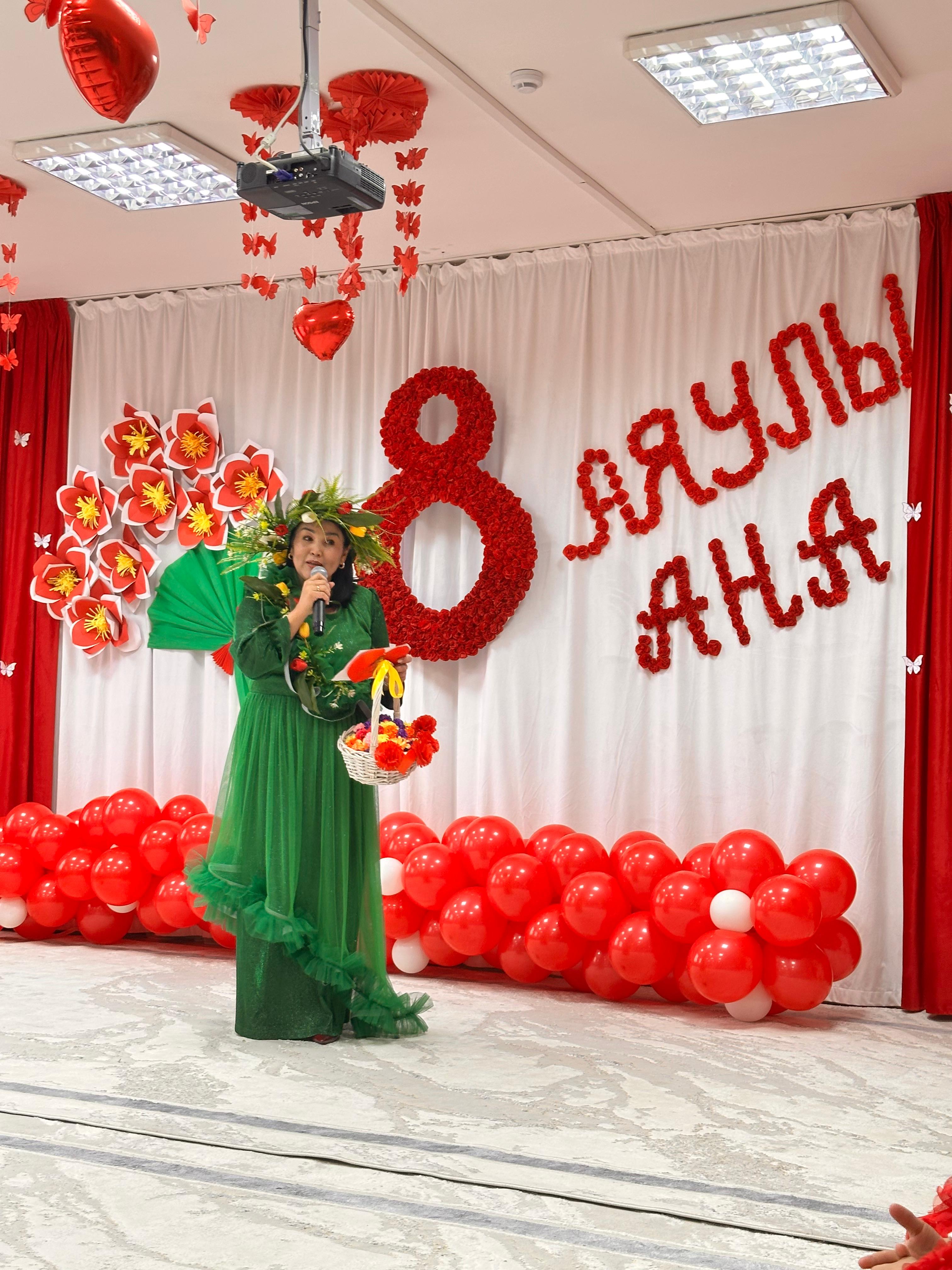 АНА -ӨМІР ШУАҒЫ!Мақсаты: Ана - өмірдің шуағы, ана - өмір гүлі, анаға тек ұлылық тән екенін ұғындыру. Анаға деген бала махаббатын ояту: Анасын сүю арқылы еліне, жеріне деген сүйіспеншілігін арттыру. Балаларға аналардың еңбегін бағалай, құрметтей білу